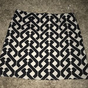 Short, black and white patterned skirt
